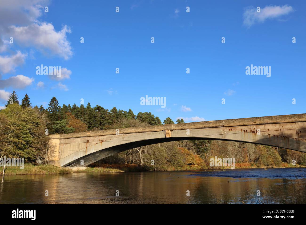 Un pont sur la rivière Spey près de Grantown sur Spey Banque D'Images
