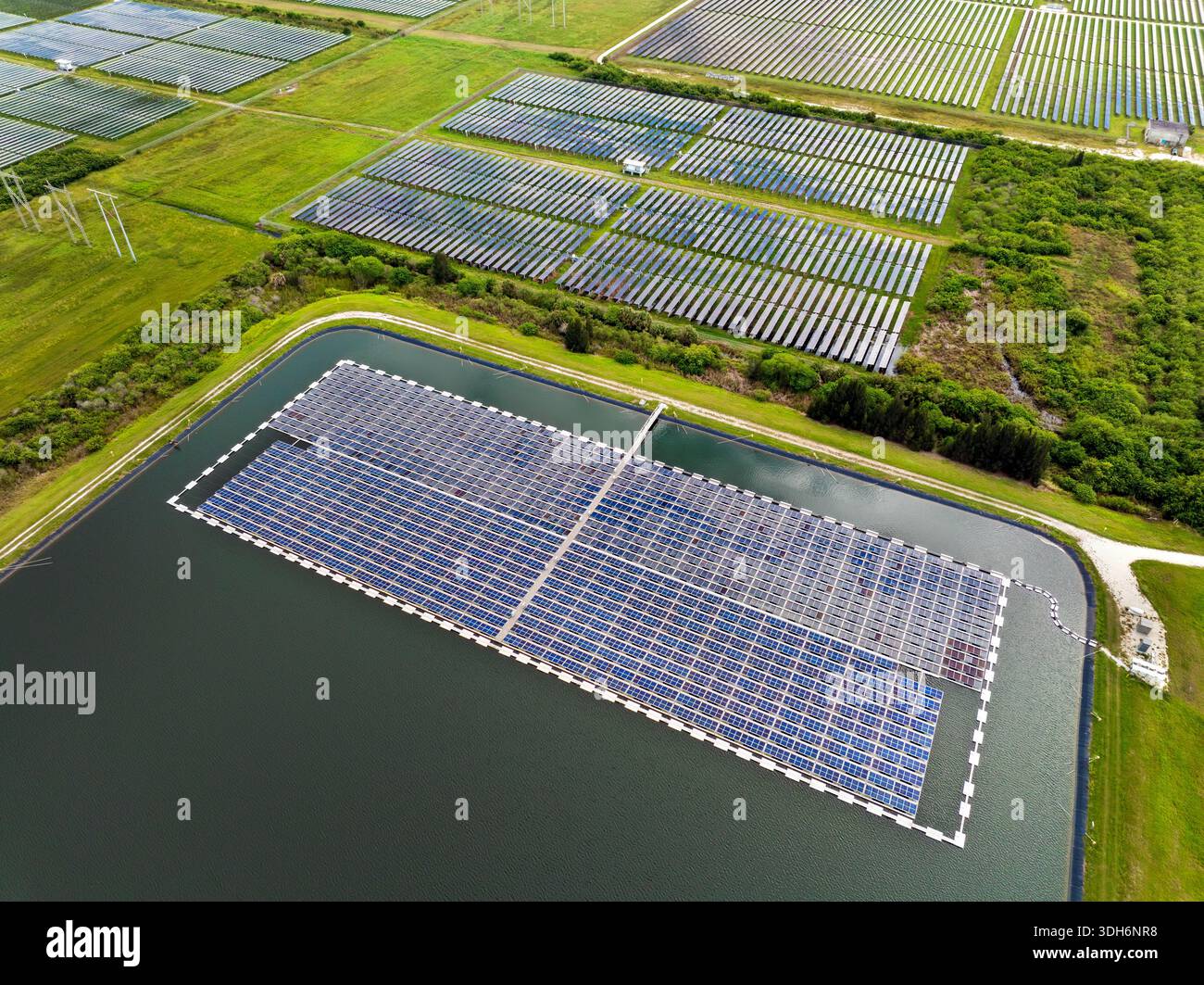 Système d'énergie solaire flottant installé à la surface de l'eau pour produire de l'électricité propre et durable. Concept de production d'énergie zéro émission Banque D'Images