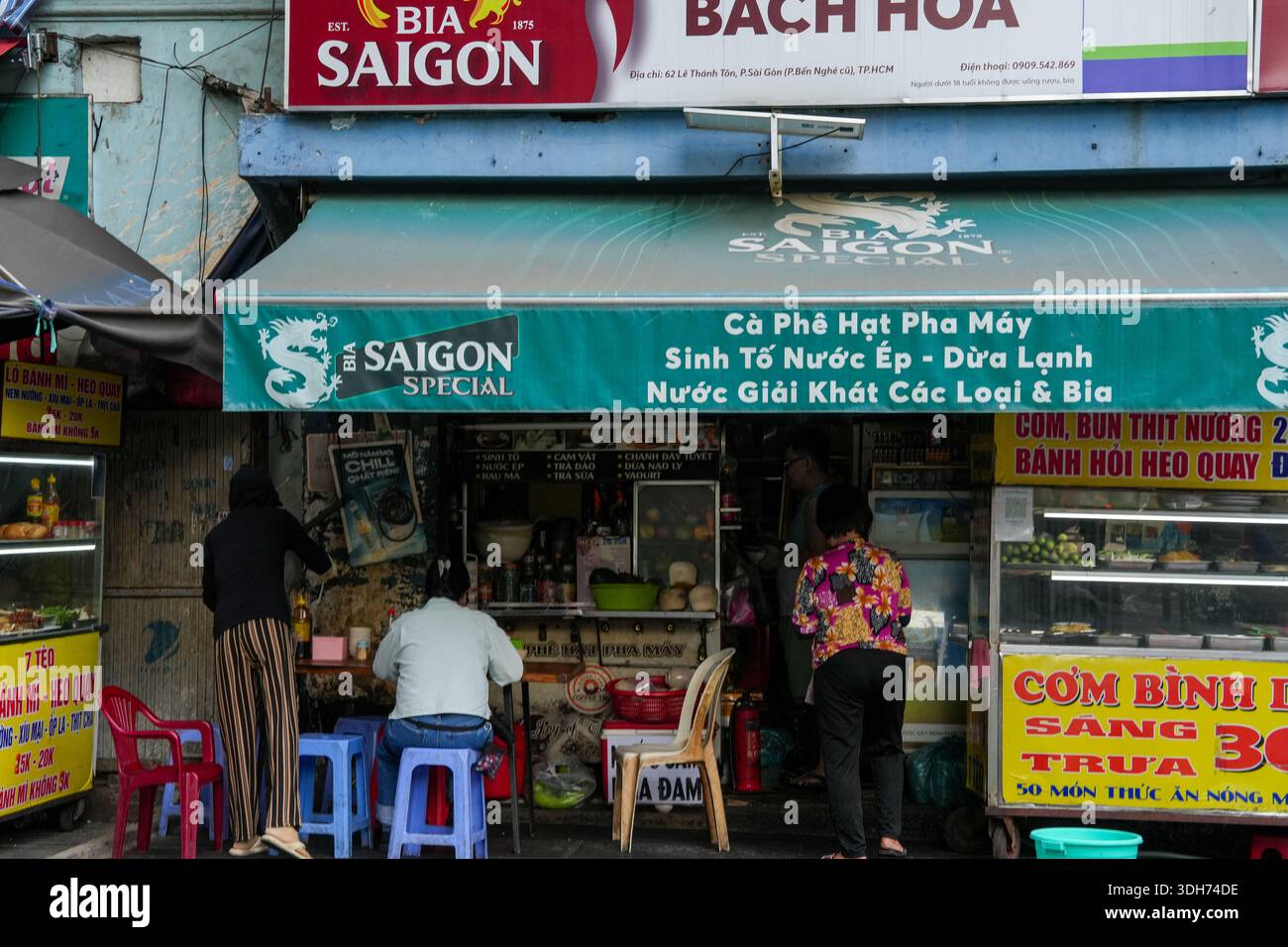 Stand de Street food et soupe populaire dans une ruelle locale de Ho Chi Minh ville, anciennement Saigon, Vietnam - scène urbaine authentique capturant la vie quotidienne, Banque D'Images
