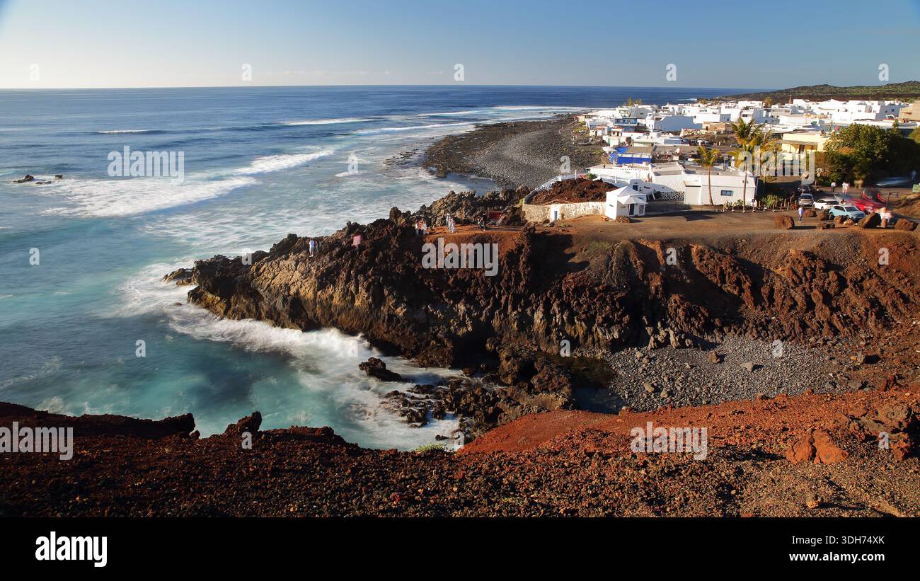 Vue au coucher du soleil à El Golfo vers le village El Golfo et la plage Playa del Paso à Lanzarote, îles Canaries, Espagne Banque D'Images