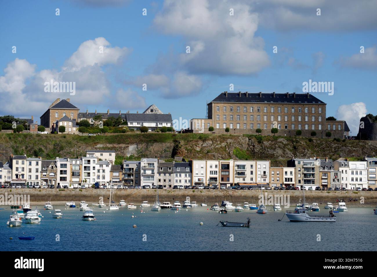 Le port de Granville pour les bateaux d'échouage, Haute-Ville en arrière-plan (Basse Normandie, France). Banque D'Images
