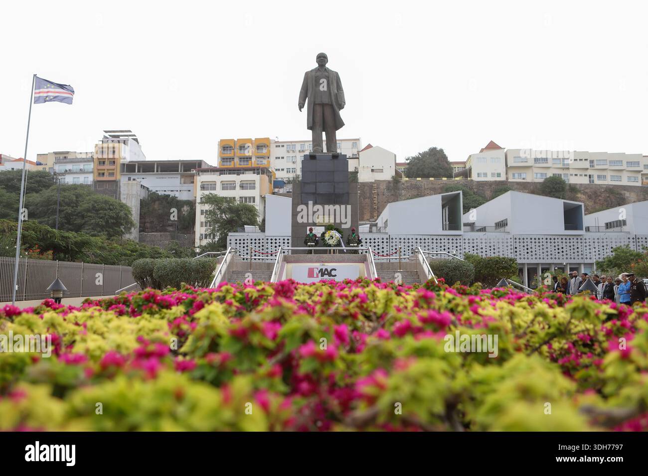 Praia, Cap-Vert. 20 janvier 2026. Une statue d'Amilcar Cabral est vue au mémorial d'Amilcar Cabral à Praia, capitale du Cap-Vert, le 20 janvier 2026. Mardi, le Cap-Vert a célébré la Journée nationale des héros pour rendre hommage aux pionniers et héros nationaux de sa lutte pour l'indépendance. Crédit : Elton Monteiro/Xinhua/Alamy Live News Banque D'Images