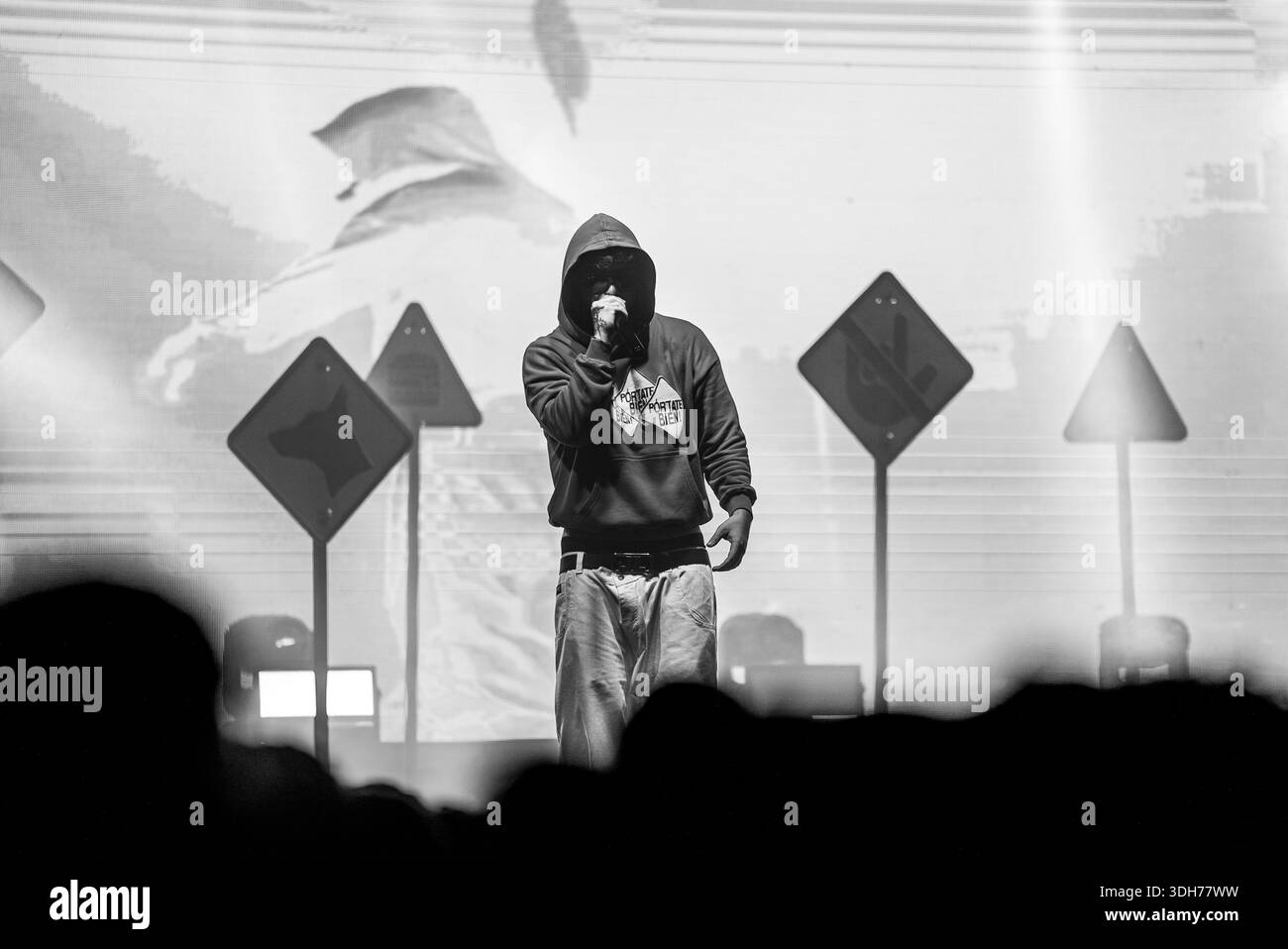 L'artiste MVRK se produisant en direct à la Sala París 15 à Málaga, Espagne, le 10 janvier 2026. Photographies de concert franches capturant le chanteur sur scène durin Banque D'Images