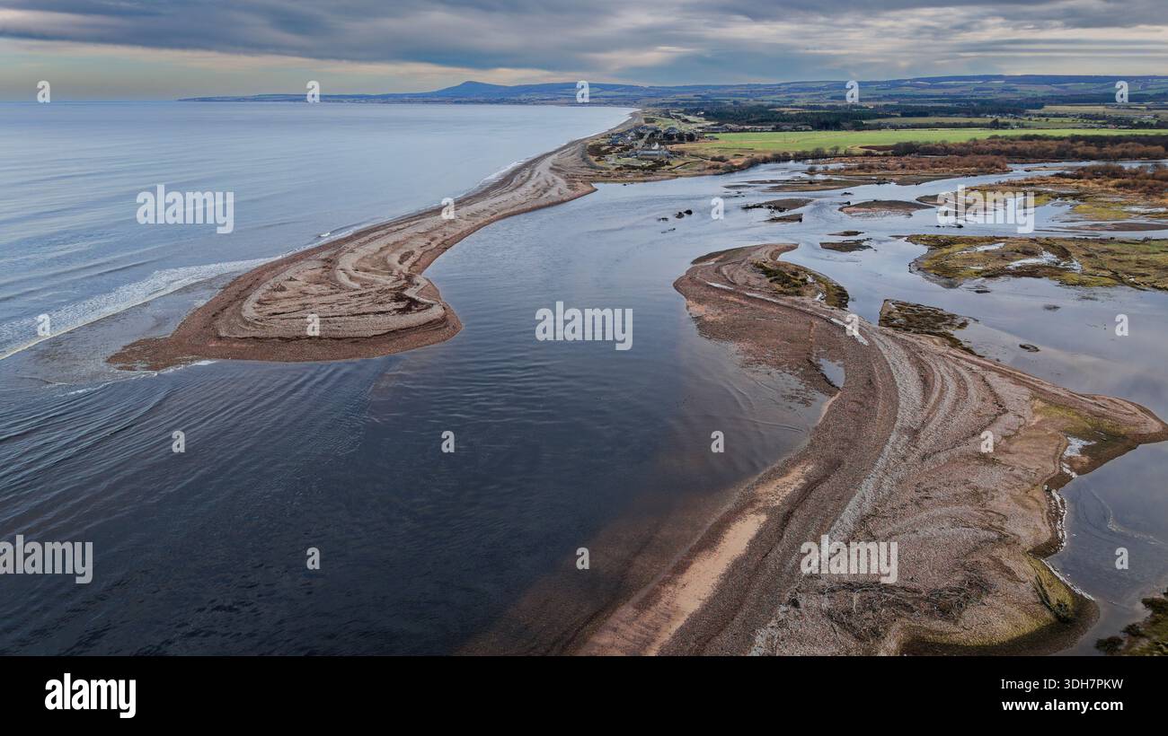 River Spey Scotland à Kingston Village Spey Bay, où l'eau douce rencontre le Moray Firth Banque D'Images