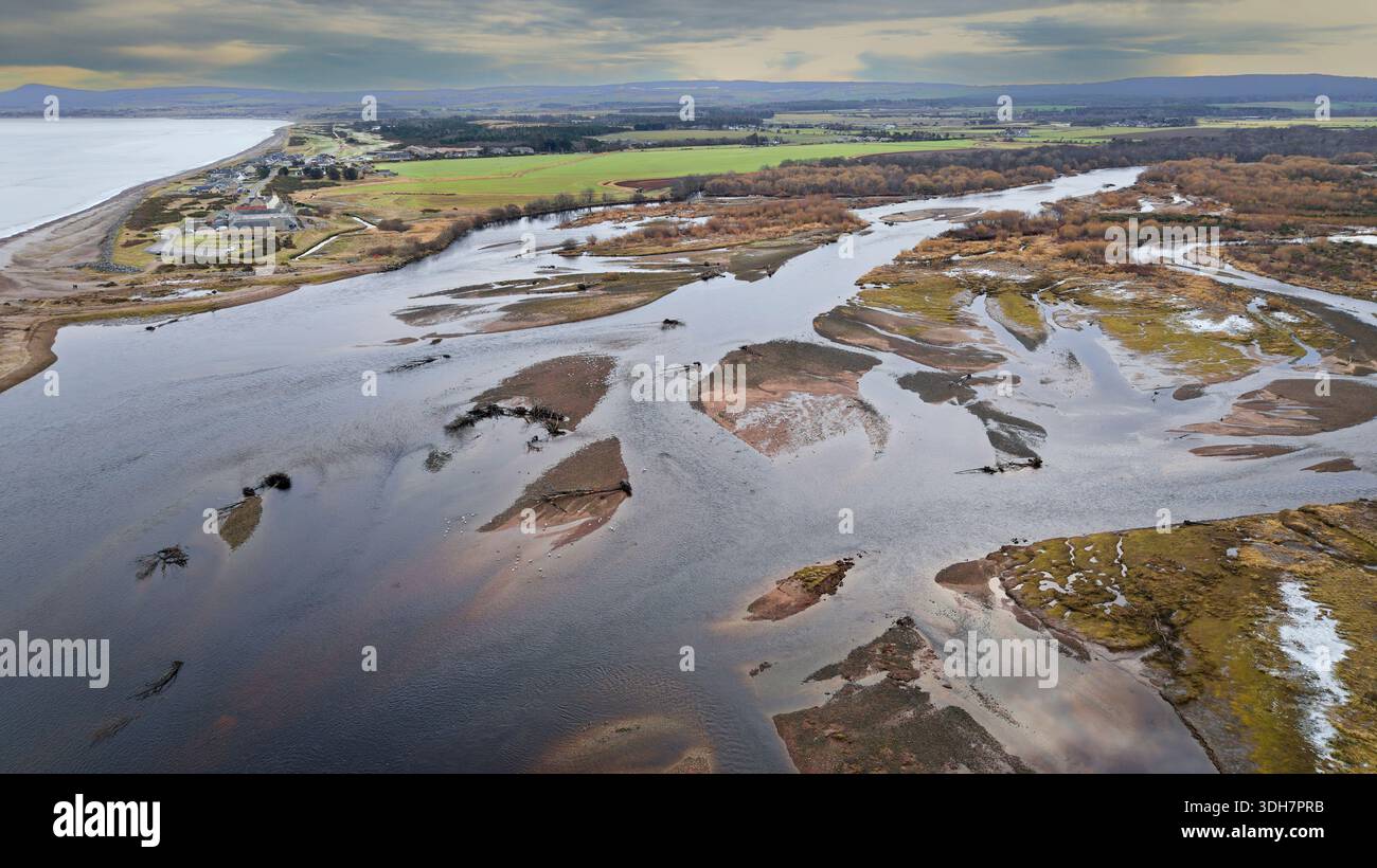Rivière Spey Écosse Spey Bay et Spey Mouth Tugnet et bancs de galets ou de galets et îles Banque D'Images