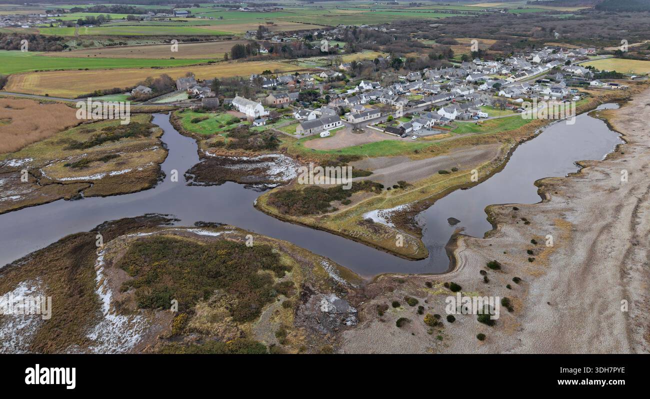 River Spey Écosse Spey Bay Kingston Village abrite un canal à marée pleine et un grand banc de galets Banque D'Images