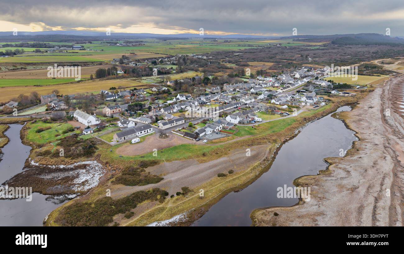 River Spey Écosse Spey Bay Kingston Village abrite un canal à marée pleine et un grand banc de galets Banque D'Images