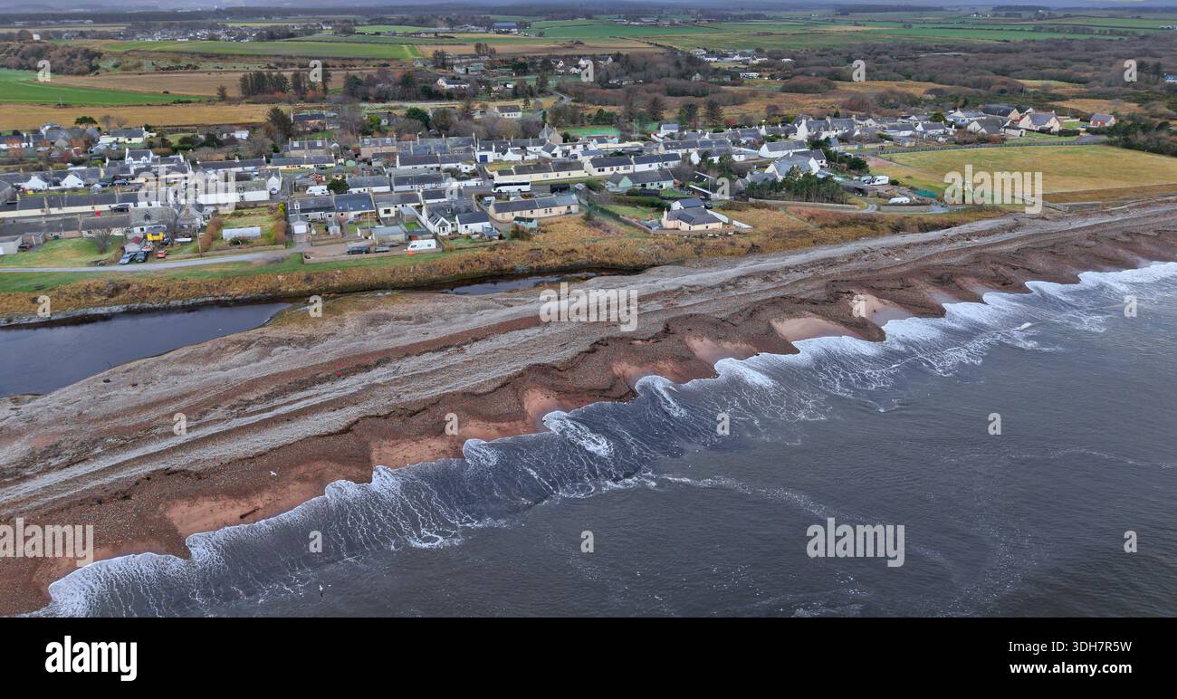 River Spey Écosse Speymouth Spey Bay Kingston Village et Fwhite oam motifs sur la plage de galets Banque D'Images