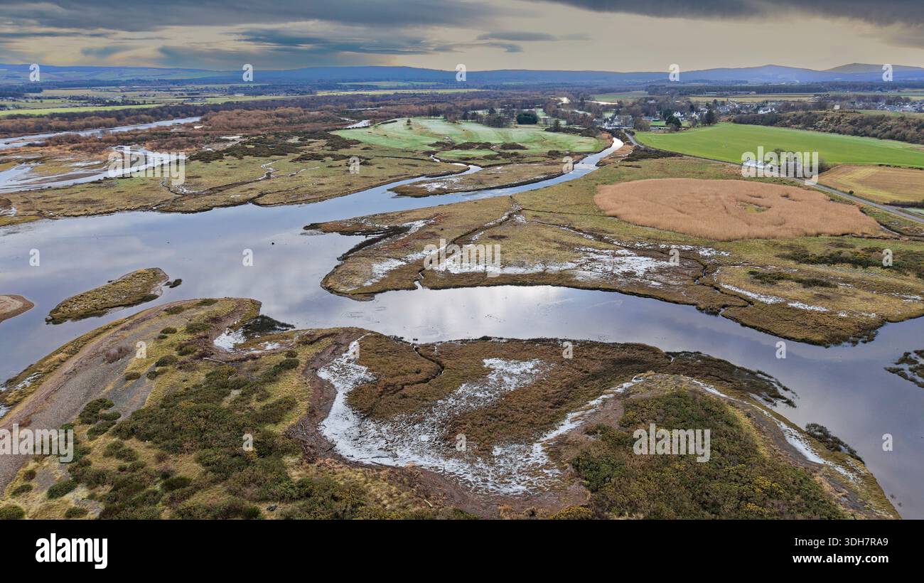 River Spey Scotland le Black Burn coule de Garmouth après le parcours de golf dans de vastes canaux ou criques Banque D'Images