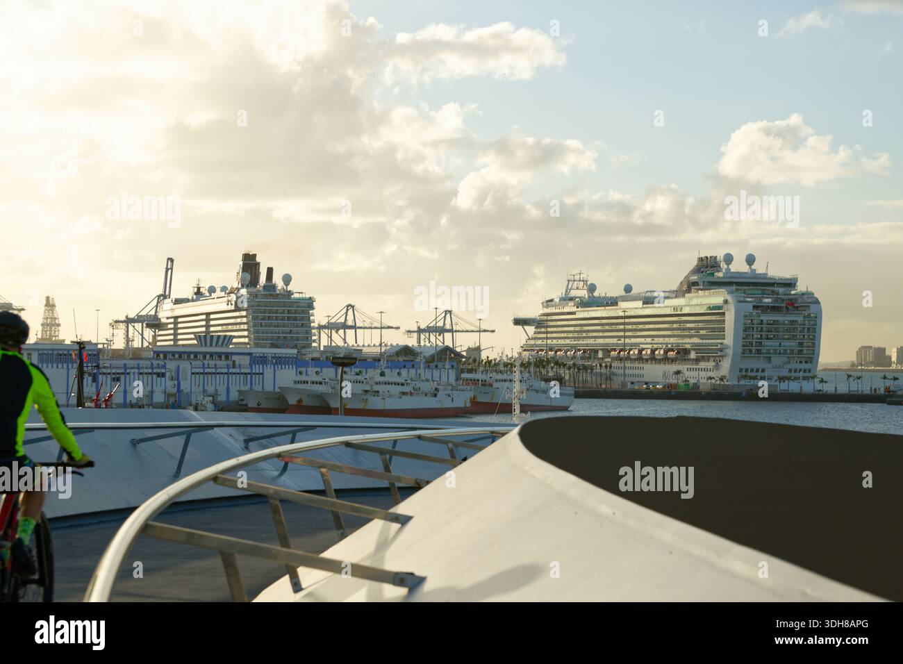 Bateau de croisière géant au port de Las Palmas, Gran Canaria, Espagne. Banque D'Images
