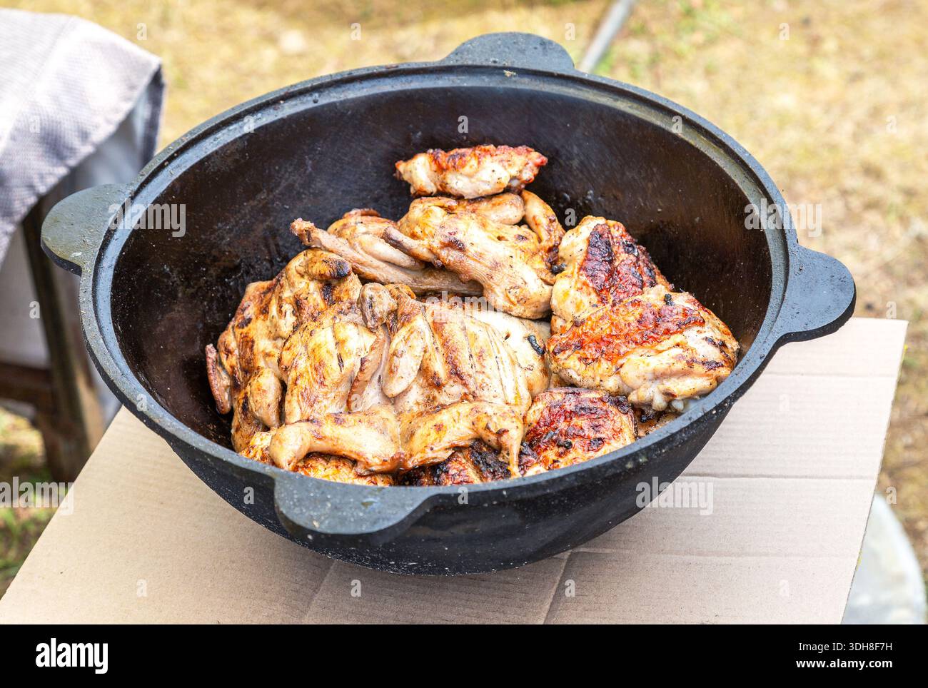 Appétissante viande savoureuse dans un grand chaudron à l'extérieur pendant les vacances ethniques Banque D'Images