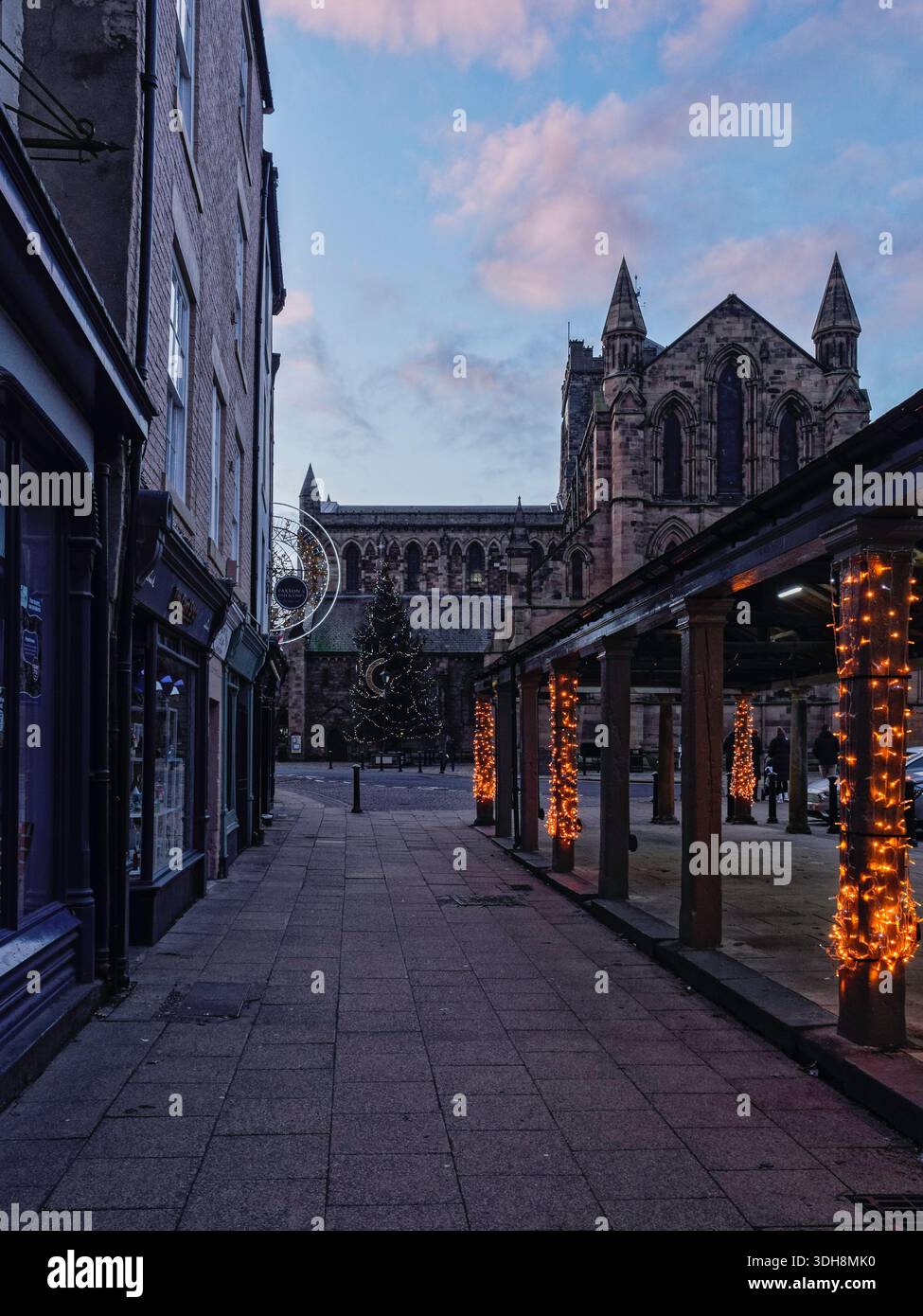 Abbaye de Hexham, Northumberland, Royaume-Uni dans la lumière chaude du soir avec sapin de Noël et éclairage festif. Banque D'Images