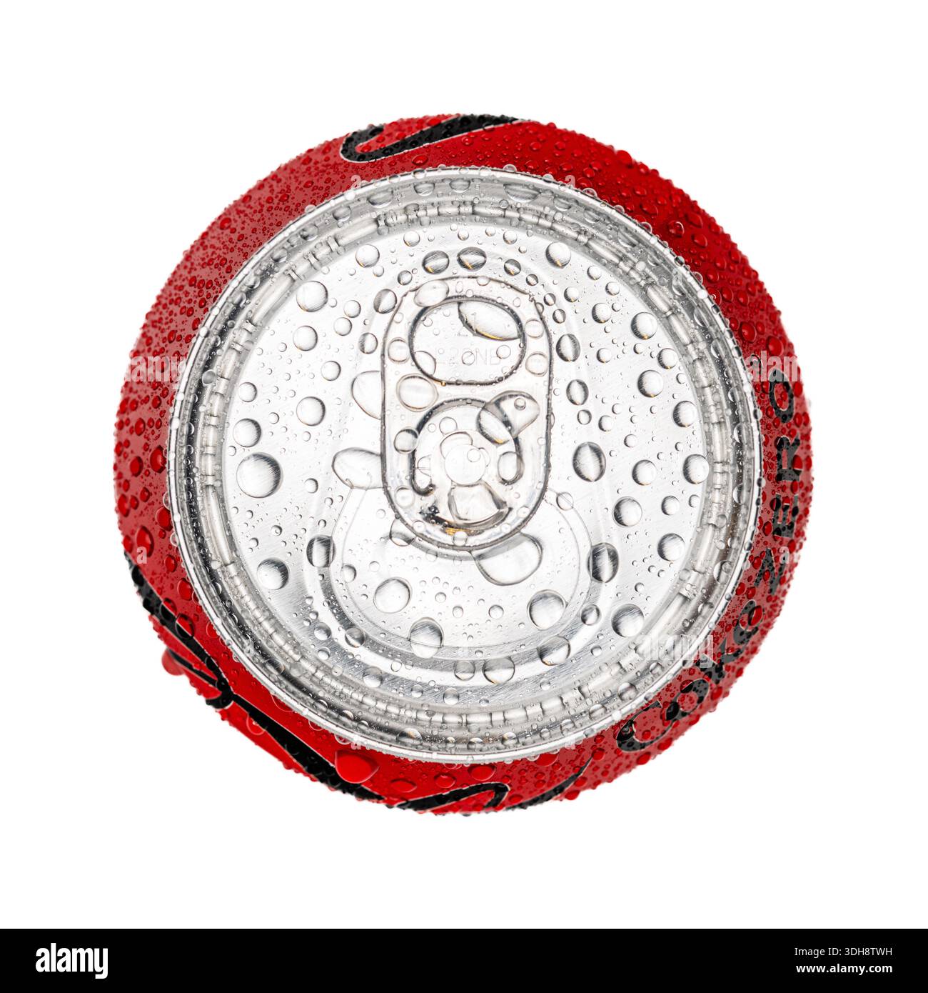 Une canette de soda avec un dessus rouge et un fond argenté. Le haut est ouvert et le bas est fermé. La boîte est humide et a des gouttelettes d'eau dessus Banque D'Images