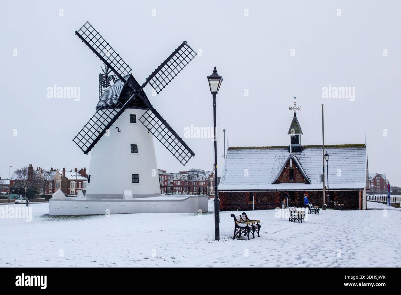 Lytham Moulin couvert de neige pendant l'hiver à Lytham St Annes, Lancashire, Angleterre, Royaume-Uni. Banque D'Images