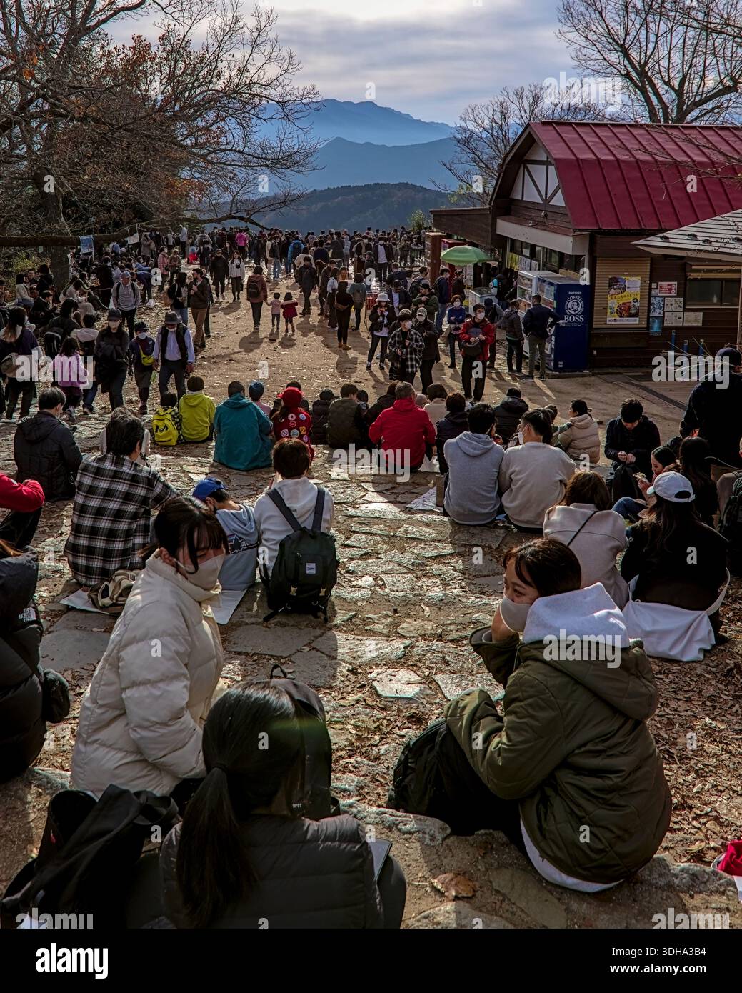 Tokyo, Japon - 3 décembre 2022 : vue ensoleillée après-midi de nombreux randonneurs faisant une pause au sommet du mont Takao dans l'ouest de Tokyo Banque D'Images
