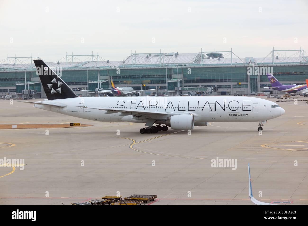 Incheon, Corée du Sud : le Boeing 777 d'Asiana Airlines dans une livrée Star Alliance en circulation à l'aéroport international d'Incheon Banque D'Images