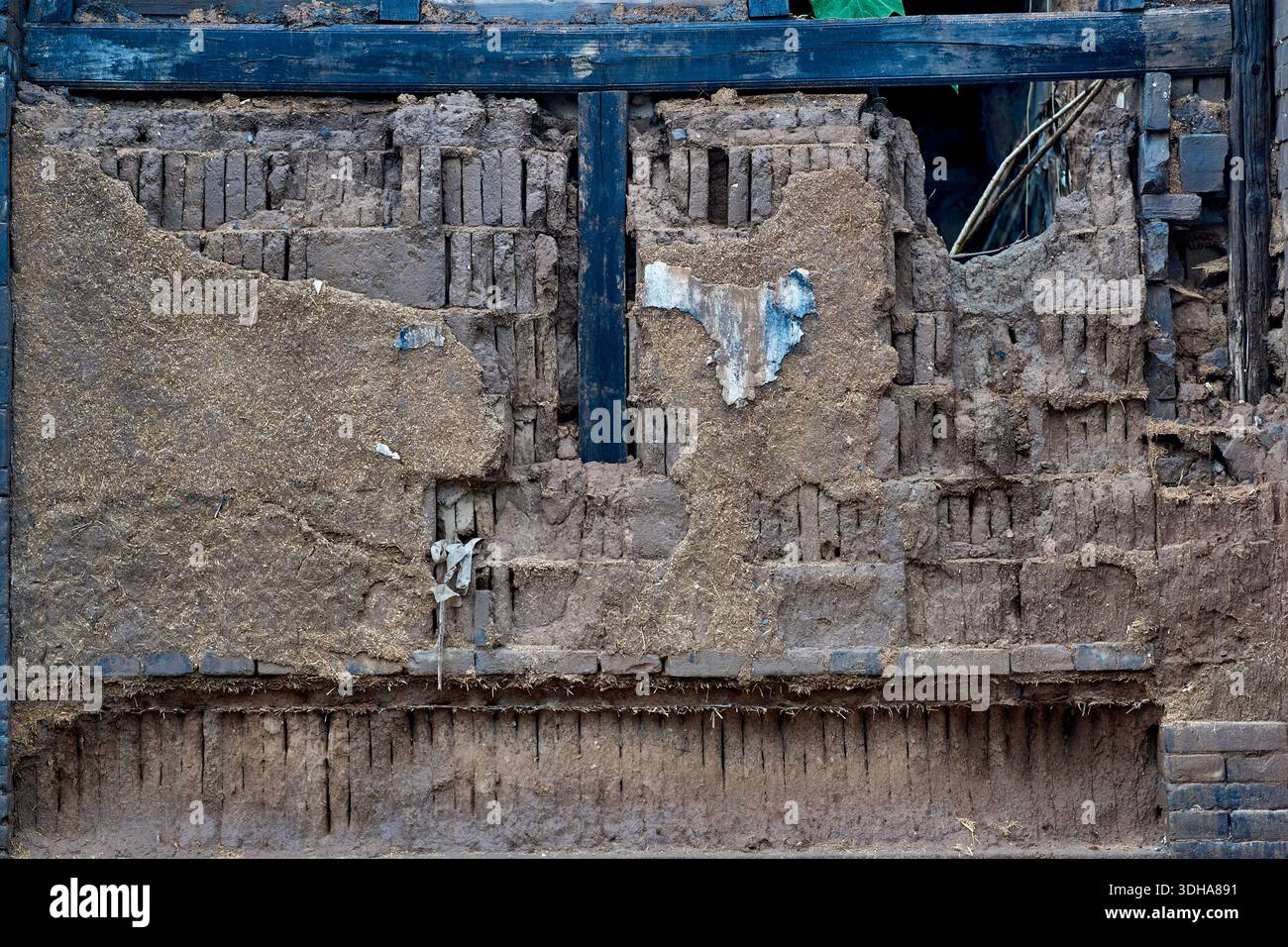 Mur d'adobe en ruelle dans une ruelle de la ville antique de Pingyao, Chine Banque D'Images