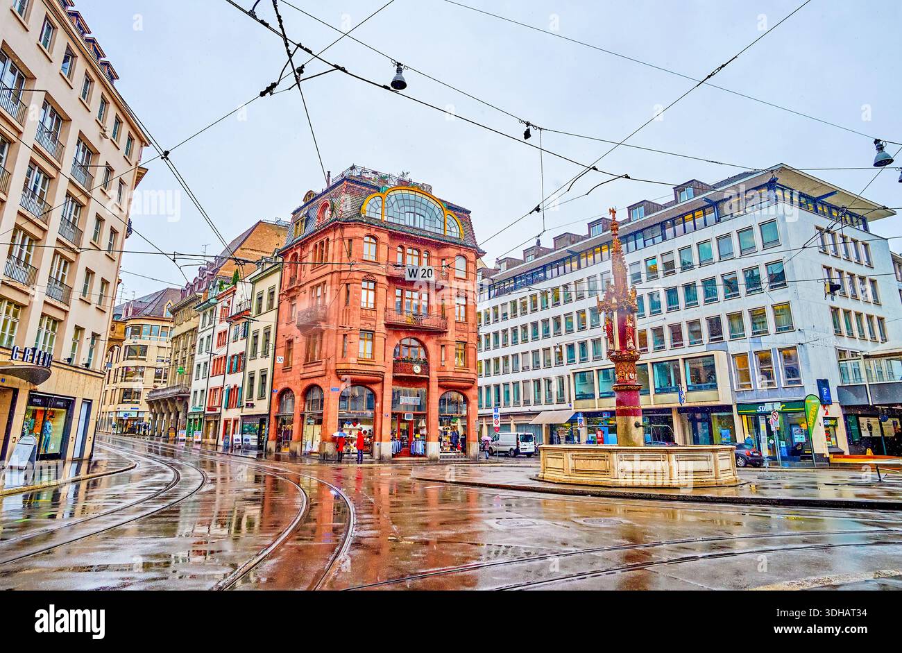BÂLE, SUISSE - 1 AVRIL 2022 : place Alter Fischmarkt pendant les jours de pluie, sur 1 avril à Bâle, Suisse Banque D'Images