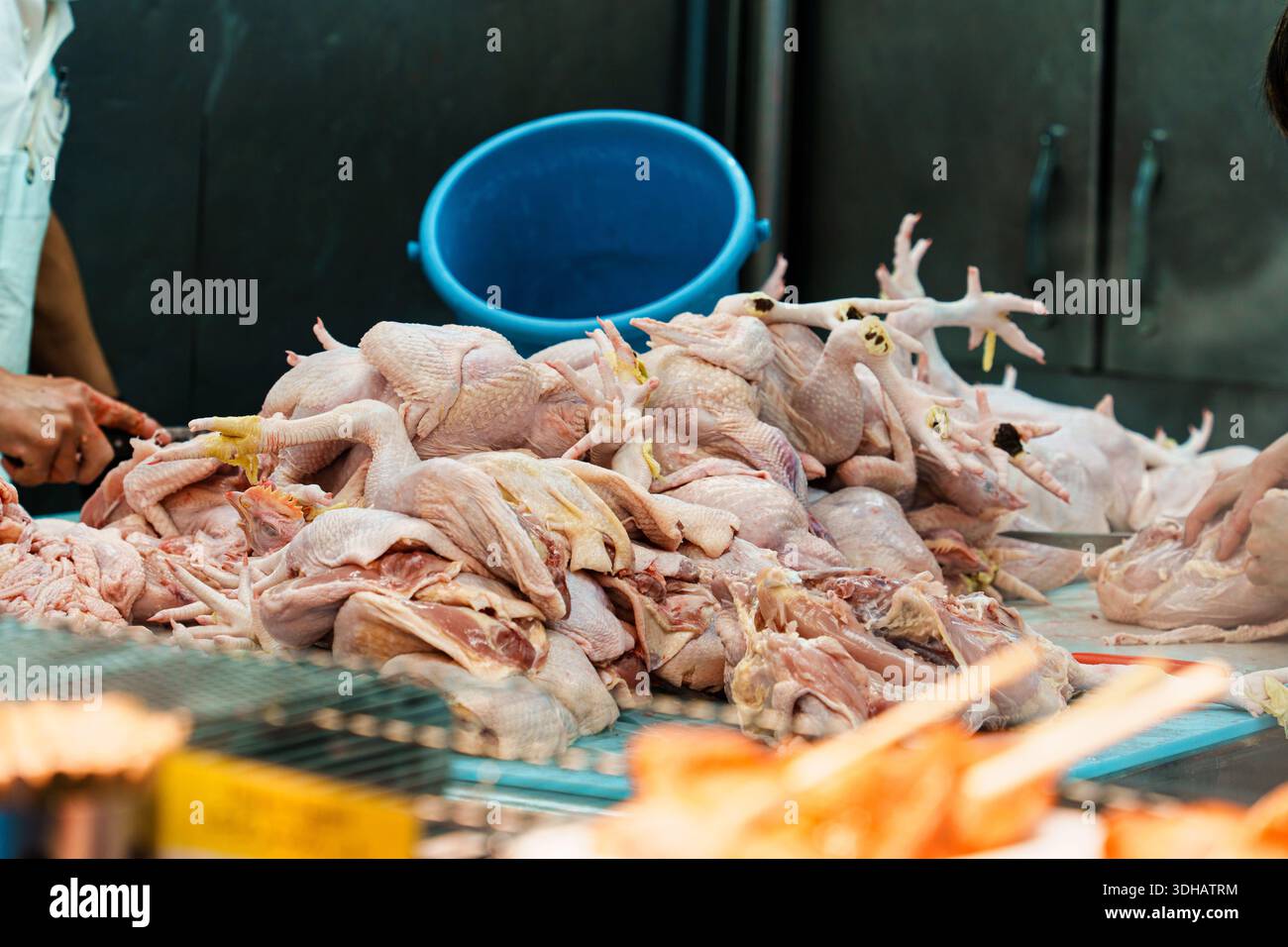 Pile de poulet cru, exposition de poulet fraîchement bouché sur le stand au marché local asiatique, prêt à la vente sur le stand Banque D'Images