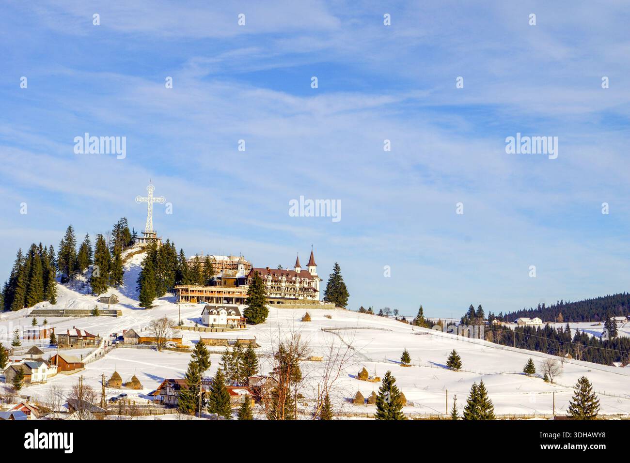 Tihuta offre une vue spectaculaire sur les montagnes de Calimani et de Rodna. Banque D'Images