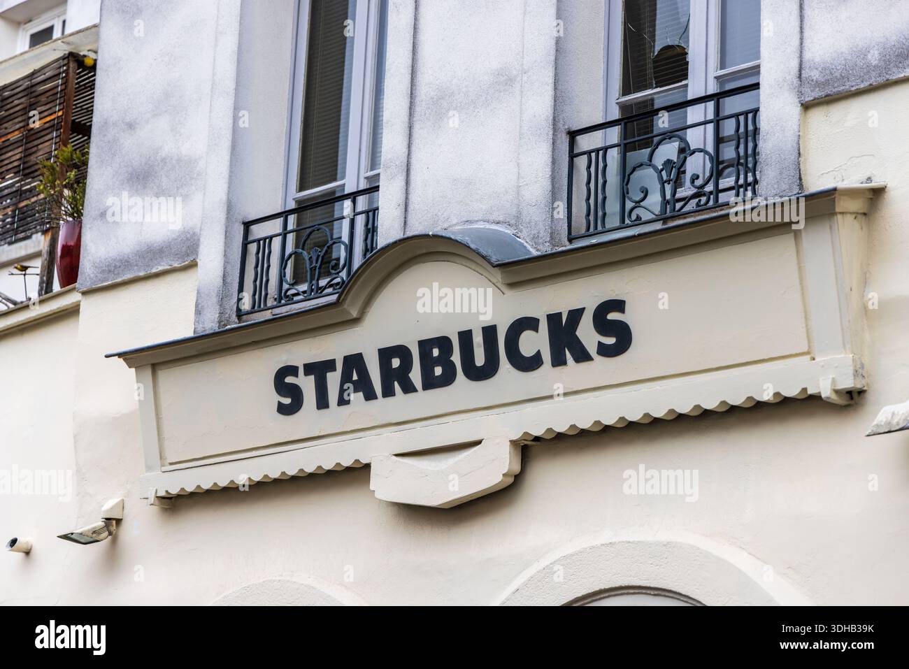 Paris, France – 1er janvier 2026 : Starbucks coffee shop dans la ville, illustrant la présence de la marque internationale de cafés dans la capitale française Banque D'Images