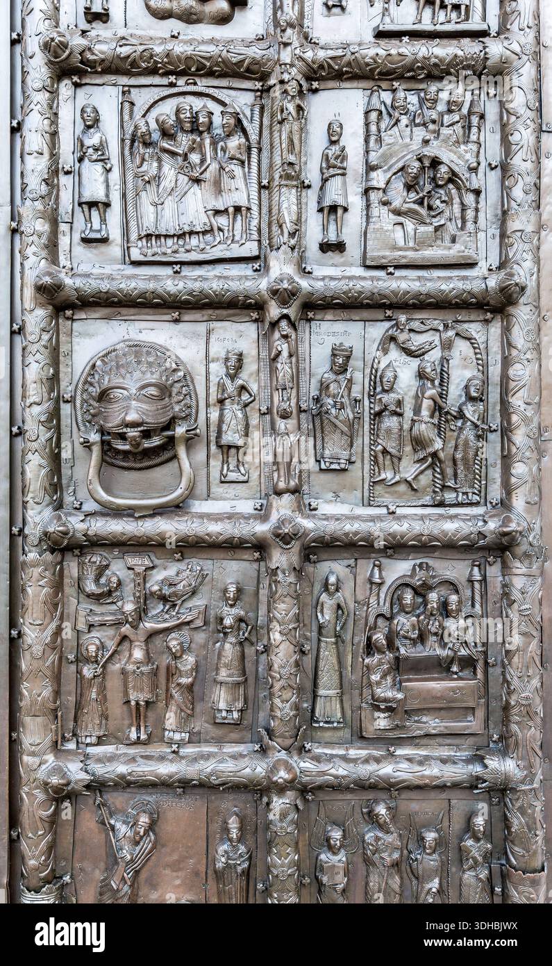 Célèbres portes de Magdebourg. Portes de temple en bronze situées sur le mur de la cathédrale Sophia à Novgorod, Russie. Arraché par les Novgorodiens à la remorque suédoise Banque D'Images
