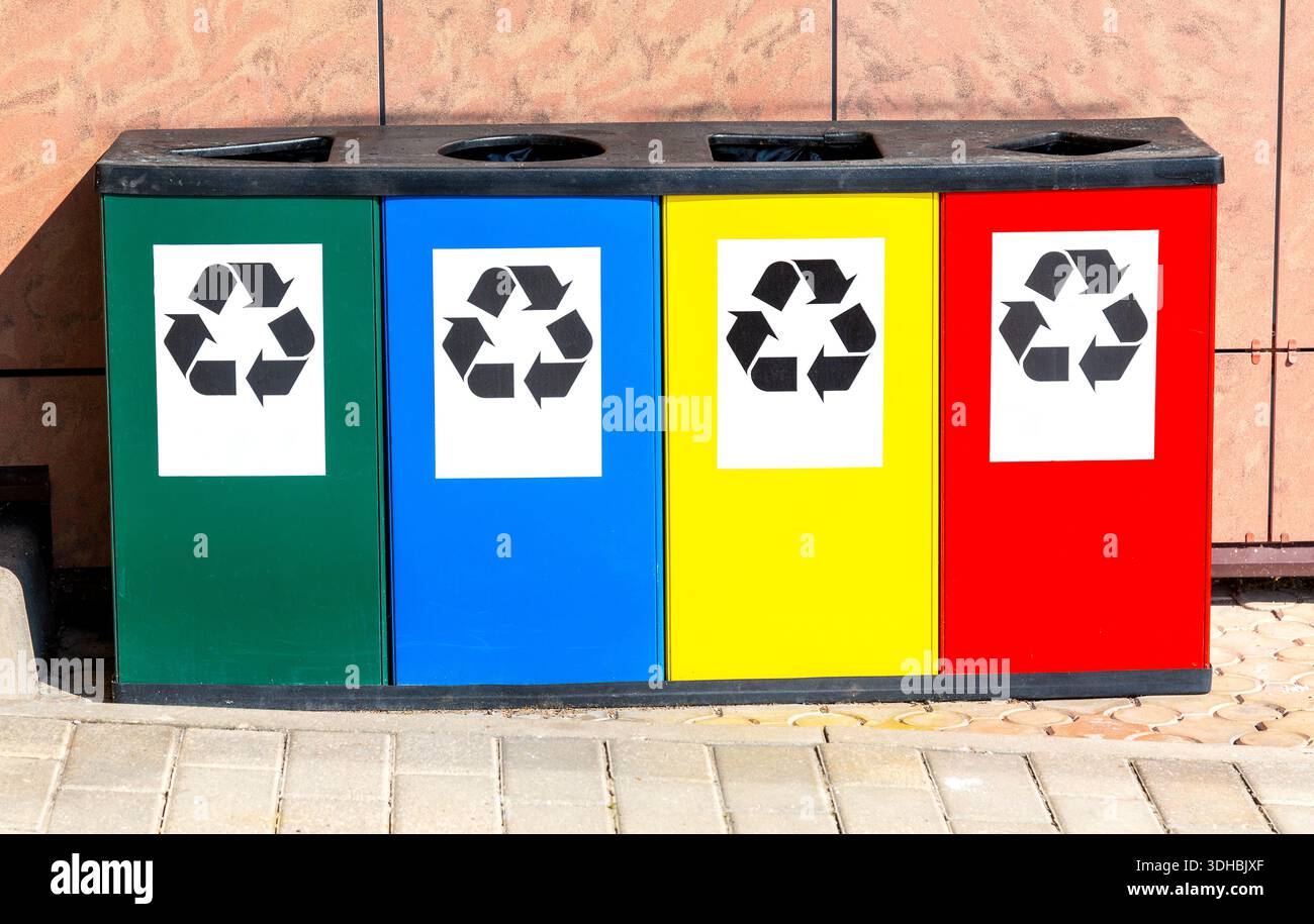 Récipients multicolores en plastique pour la collecte séparée des déchets. Séparez les poubelles en fonction du type de déchets Banque D'Images