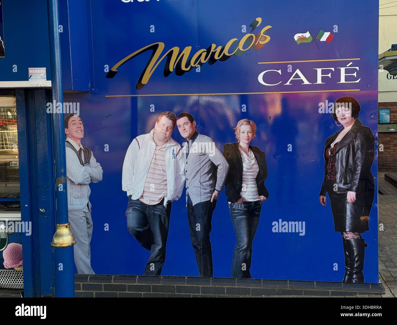 Gavin et Stacey figures au Marco's Cafe, Barry Island, pays de Galles du Sud Banque D'Images