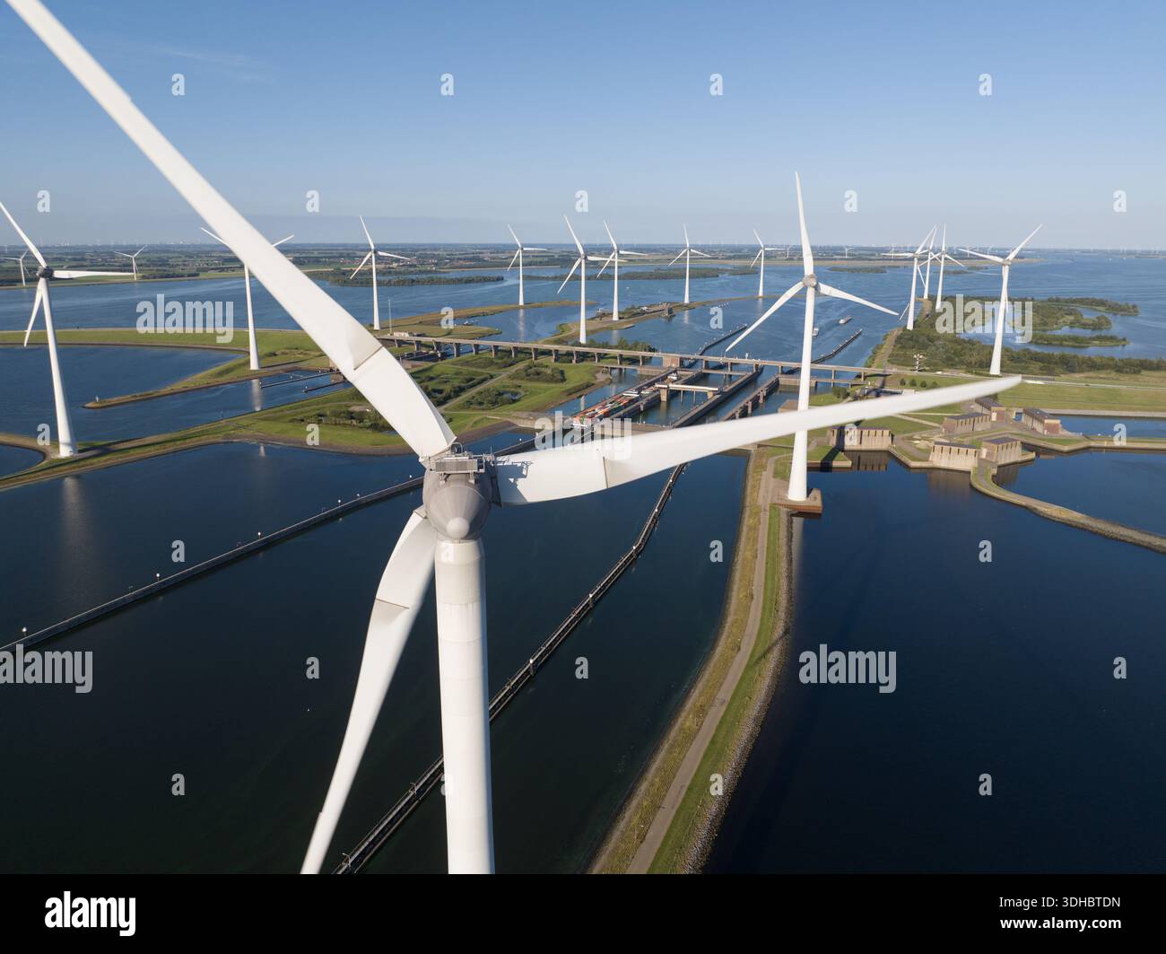 Parc éolien générant de l’énergie propre près des écluses de volkerak aux pays-bas Banque D'Images