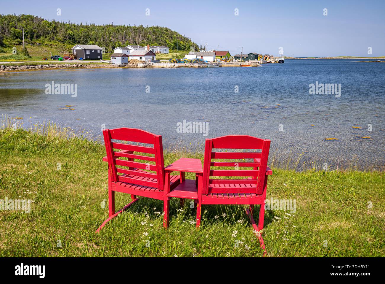 Paire de chaises Adirondack en bois rouge surplombant Port au choix, Terre-Neuve-et-Labrador, Canada Banque D'Images