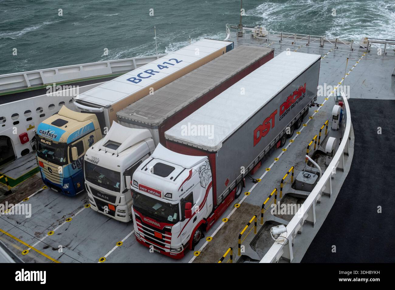 Camions de fret articulés sur un ferry transmanche, Angleterre-France, Manche, janvier 2026 Banque D'Images