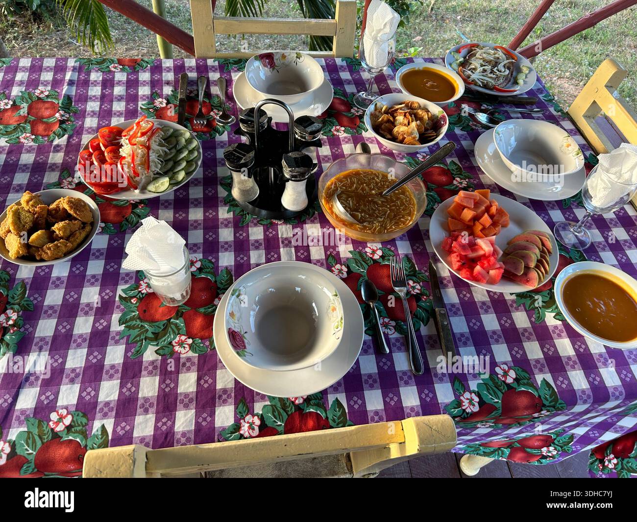 Repas traditionnel servi sur une table extérieure avec plusieurs plats partagés Banque D'Images