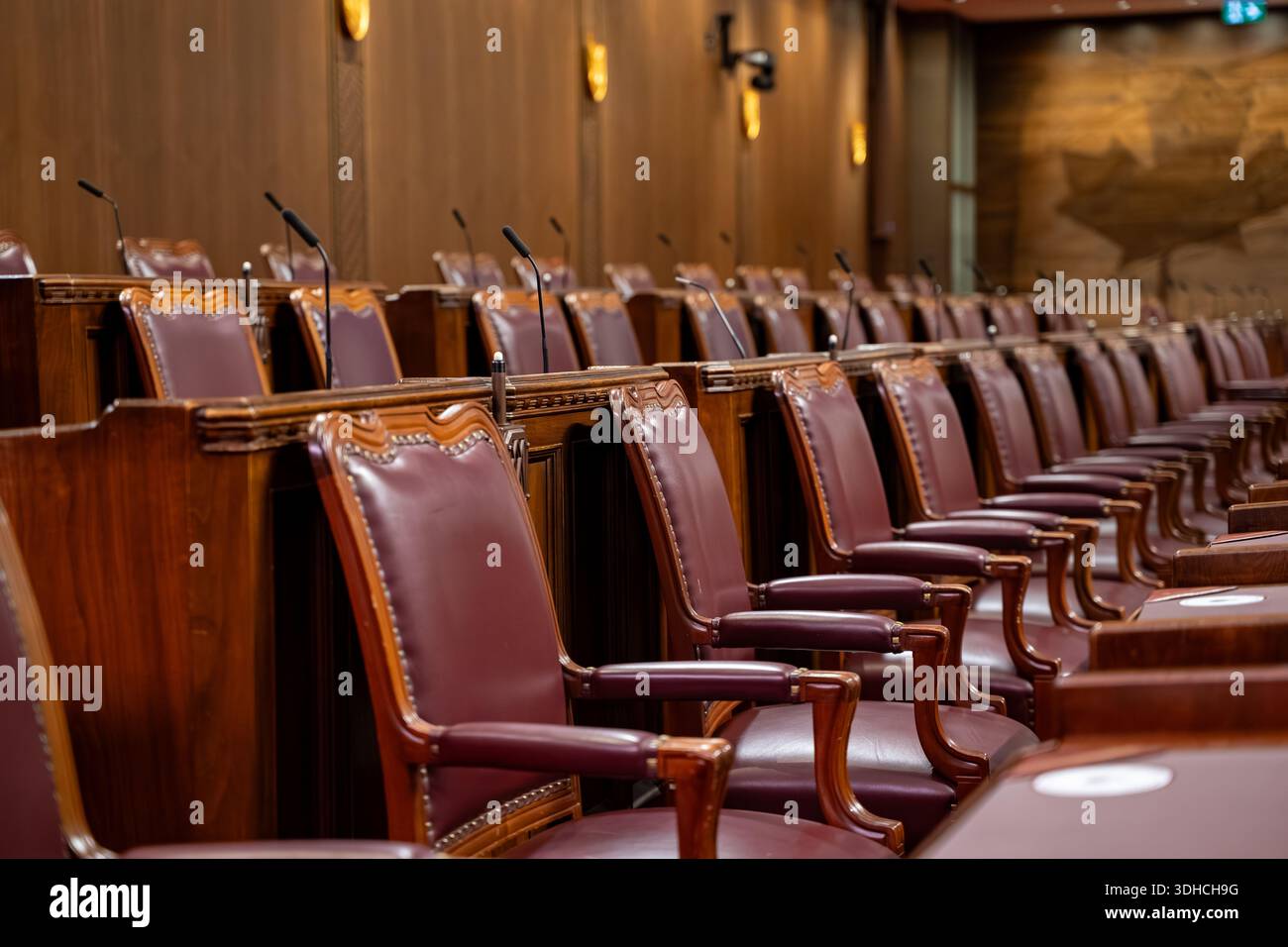 Gros plan des chaises en cuir et des microphones dans la salle de montage formelle. Banque D'Images