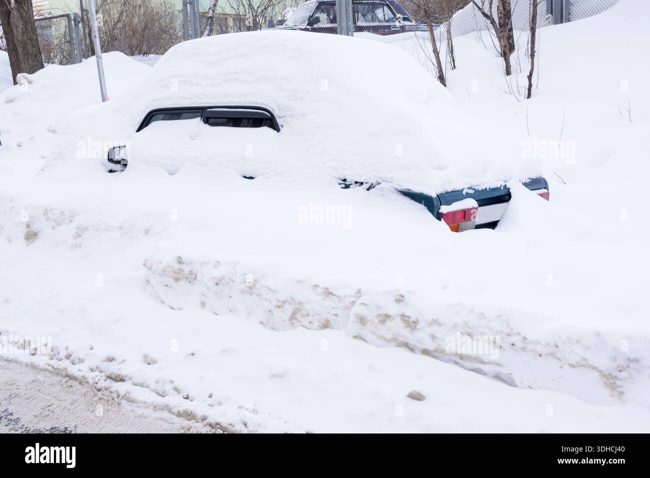 Voiture couverte de neige blanche fraîche, voitures couvertes de neige après un blizzard Banque D'Images