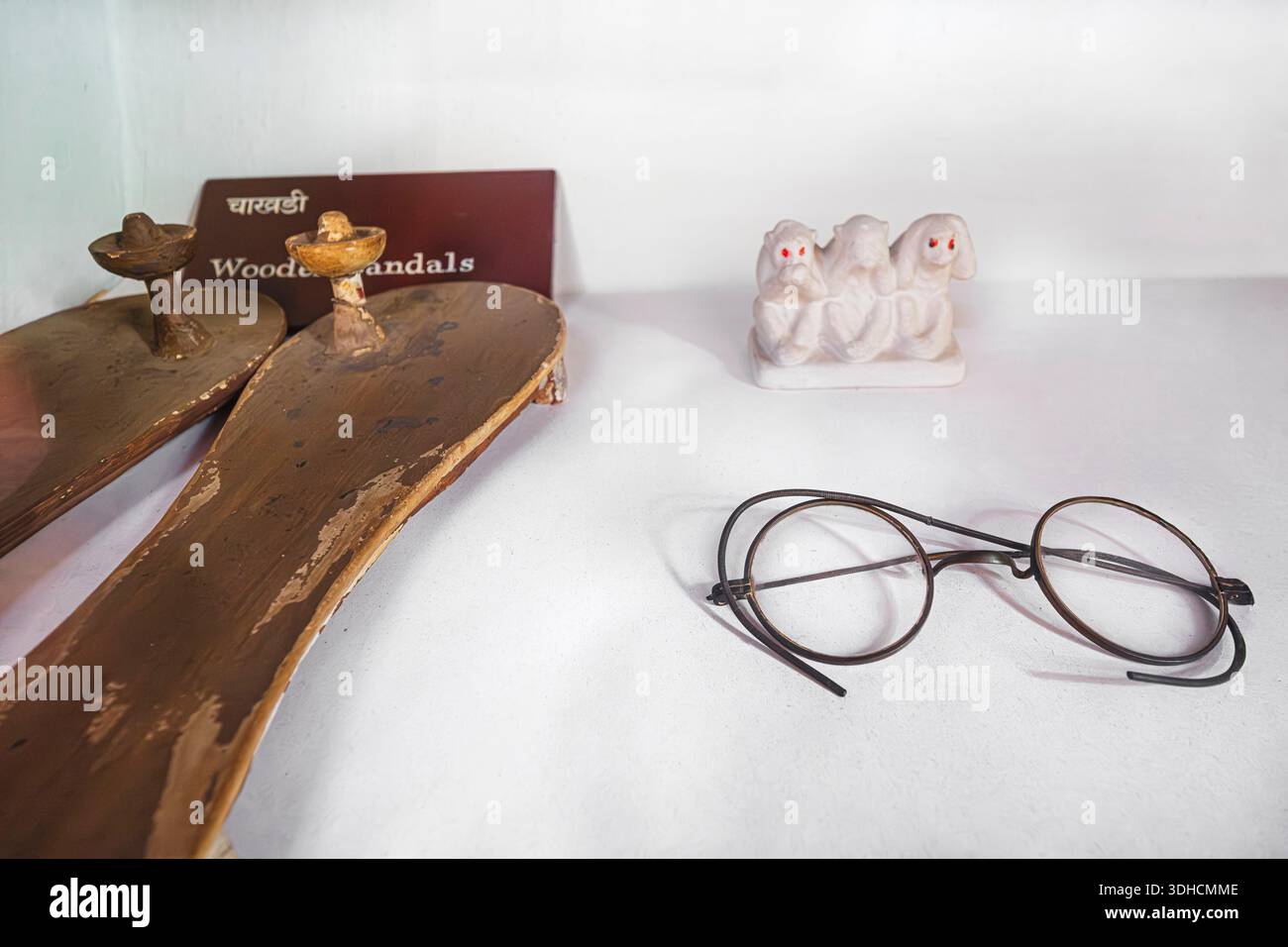 Inde, État du Gujarat, Ahmedabad, Ashram Sabarmati et Gandhi Smarak Sangrahalaya, un musée dédié à la mémoire du Mahatma Gandhi et à la non-violence, spectacles et trois singes sages de Gandhi Banque D'Images