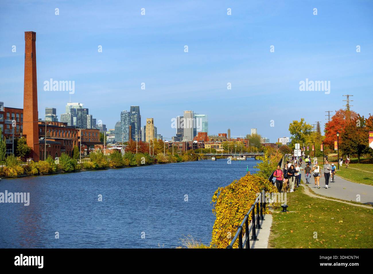 Canada, province de Québec, Montréal, couleurs d'automne, le canal de Lachine et sa piste cyclable Banque D'Images