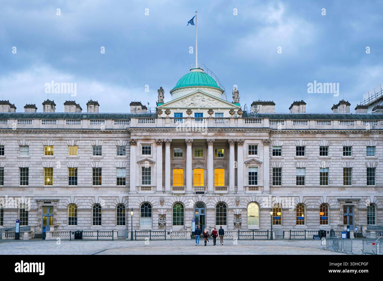 Royaume-Uni, Londres, The Strand, Somerset House abrite aujourd'hui l'Institut Courtauld et la collection Courtauld Gallery depuis 1989, ainsi que les bureaux départementaux HM Revenue and Customs (impôts et douanes). Banque D'Images