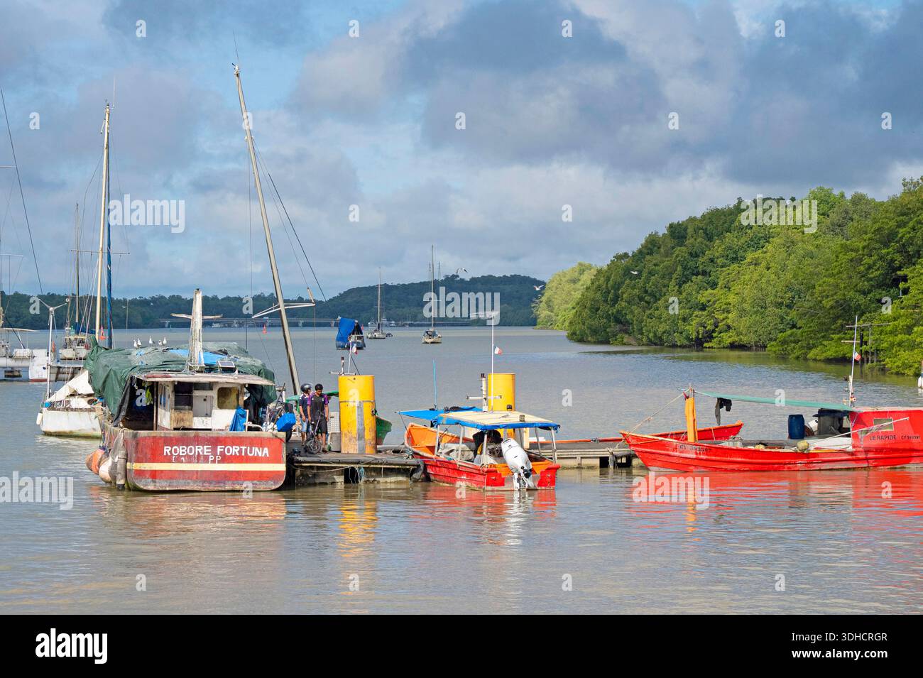 France, Guyane française, Kourou, îles du Salut, jetée avec des pêcheurs près de la jetée pour les îles du Salut Banque D'Images