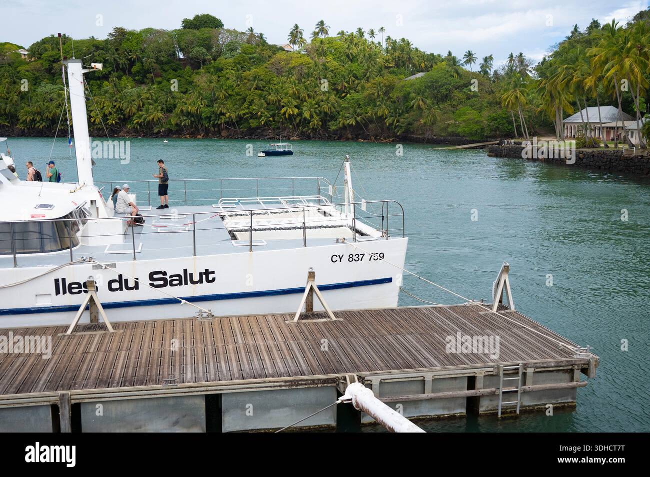France, Guyane française, Kourou, îles du Salut, catamaran îles du Salut assurant le service entre les îles du Salut et Kourou et le continent, ancré dans le port de l'Île Royale Banque D'Images