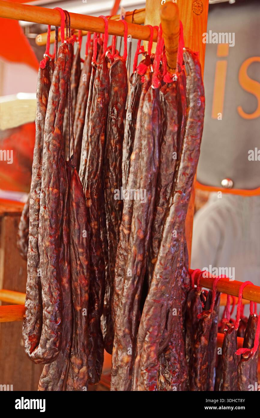Saucissson accroché sur le stand du marché, Ajaccio, Corse Banque D'Images