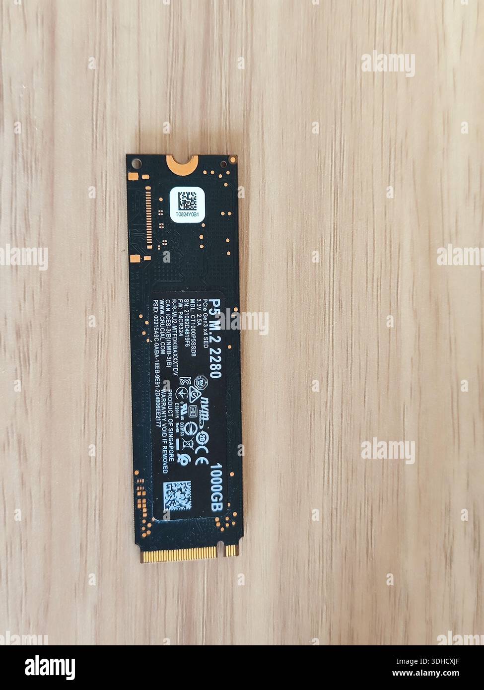 Disque SSD M.2 NVMe SSD sur surface en bois Banque D'Images