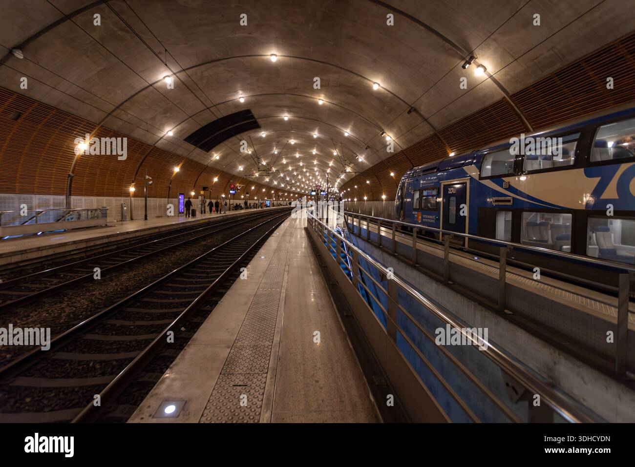 Monaco - 22 décembre 2025 : arrivée du train SNCF à la gare Monaco-Monte-Carlo depuis Nice Banque D'Images