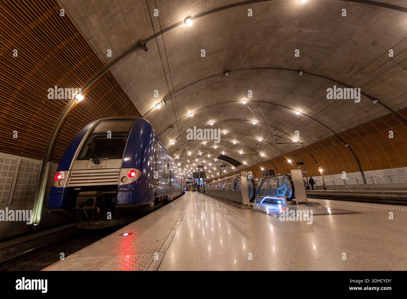 Monaco - 22 décembre 2025 : arrivée du train SNCF à la gare Monaco-Monte-Carlo depuis Nice Banque D'Images