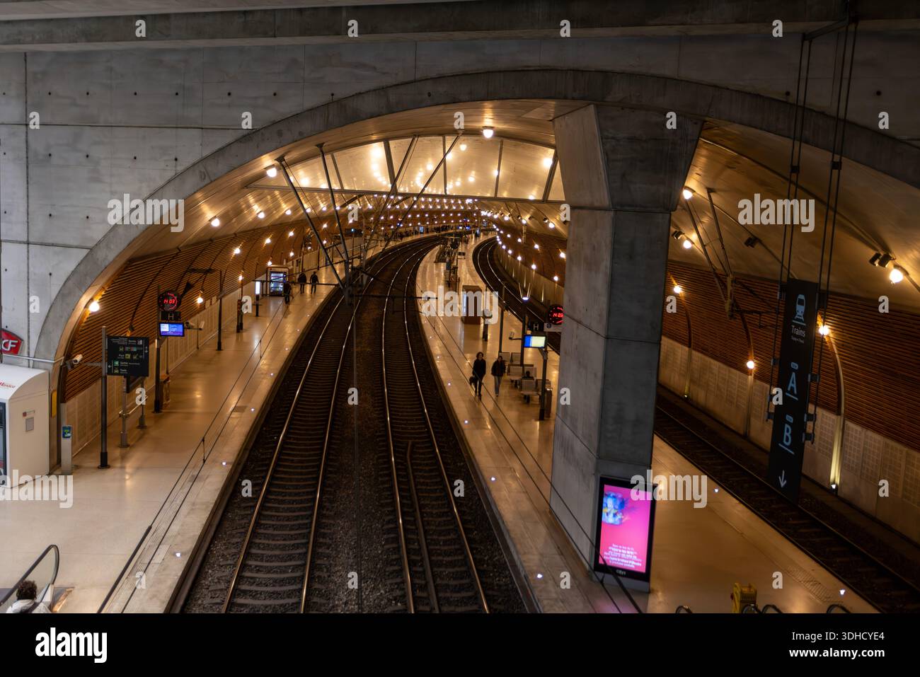 Monaco - 22 décembre 2025 : arrivée du train SNCF à la gare Monaco-Monte-Carlo depuis Nice Banque D'Images