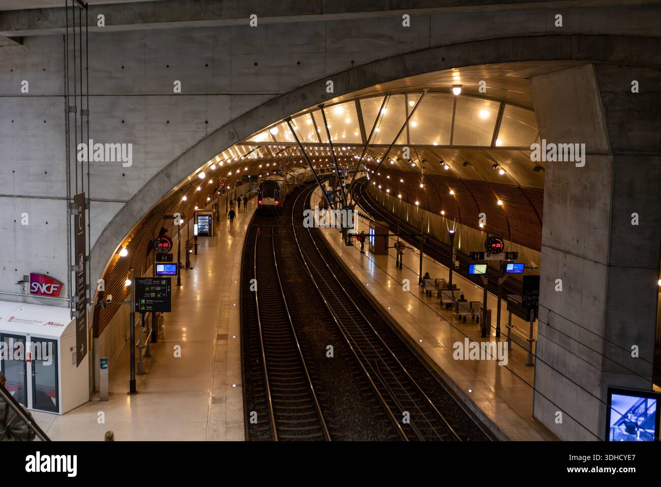 Monaco - 22 décembre 2025 : arrivée du train SNCF à la gare Monaco-Monte-Carlo depuis Nice Banque D'Images