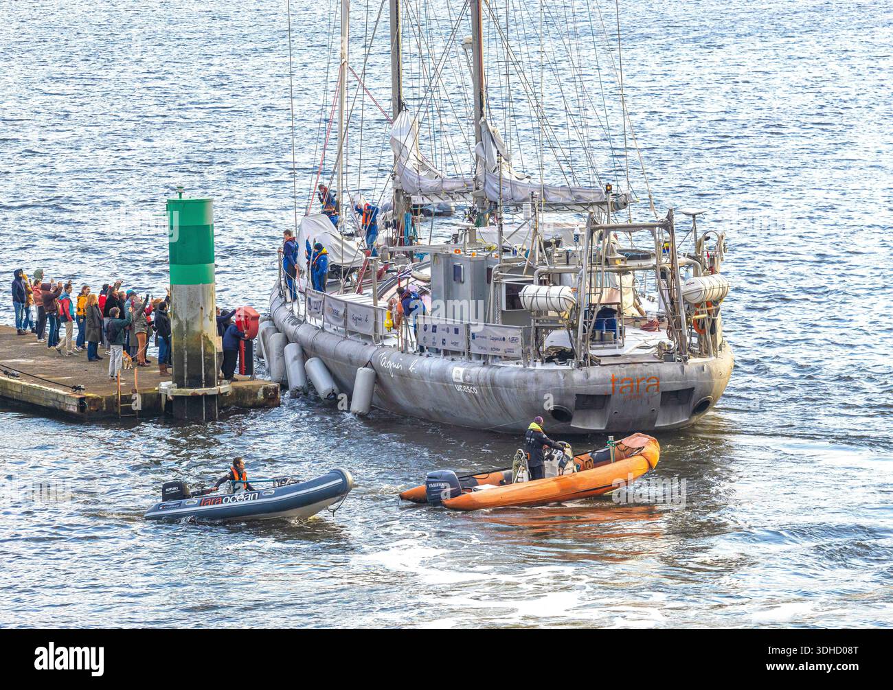 France, Morbihan, Lorient, la goélette scientifique Tara quitte le port dimanche 14 décembre pour une expédition de deux ans dans l’océan Pacifique pour étudier les coraux, avec à son bord le capitaine Morgan Andrieux et les directeurs scientifiques Serge planes et Paola Furla Banque D'Images