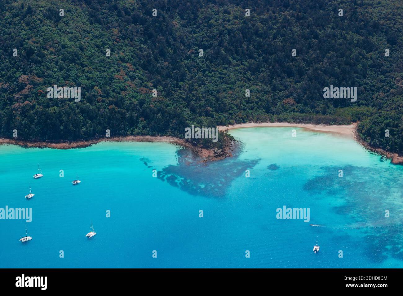 Voiliers et croisière hors-bord dans les eaux turquoises, Whitsundays, Australie Banque D'Images