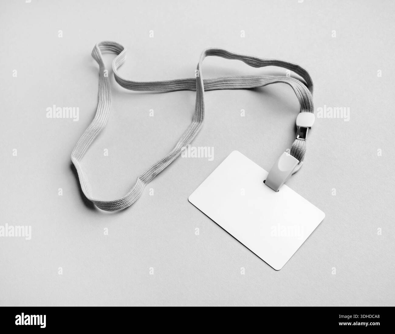 Badge d'identification vierge avec cordon à des fins d'identification. Maquette d'étiquette de nom en plastique. Maquette de badge. Banque D'Images