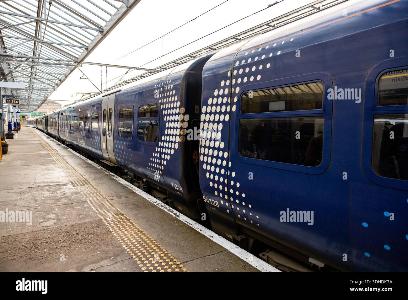 Les autocars ScotRail à une gare, quai Banque D'Images