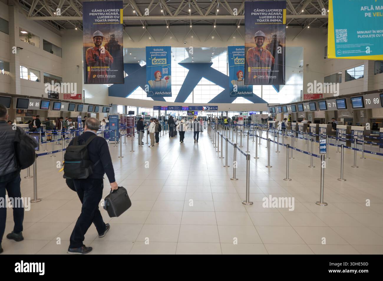 Otopeni, Roumanie - 21 janvier 2026 : terminal des départs à l'intérieur de l'aéroport international Henri Coanda. Banque D'Images